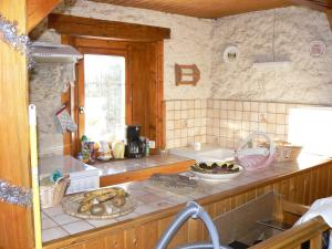 una cucina con bancone e ciotola di frutta di Maison de 5 chambres avec jardin amenage et wifi a Seez a 7 km des pistes a Séez