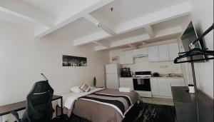 um pequeno quarto com uma cama e uma cozinha em Wonderful LA studio apartment em Los Angeles