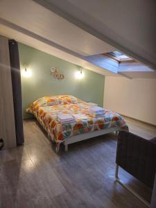 1 dormitorio con 1 cama en la esquina de una habitación en Gîte La Lavandière en Bollène