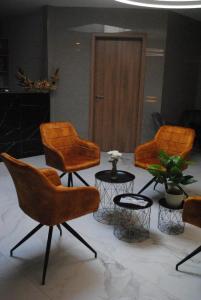 a group of chairs and tables in a room at Hotel Flora in Schwäbisch Gmünd