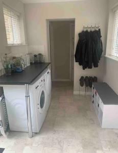 eine Küche mit Waschmaschine und Trockner im Zimmer in der Unterkunft The Annexe at Greendyke House in Addingham