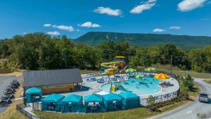 卢雷Luray RV Resort on Shenandoah River的水上公园的空中景致