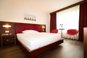 Letto o letti in una camera di Hotel Conti Dietikon