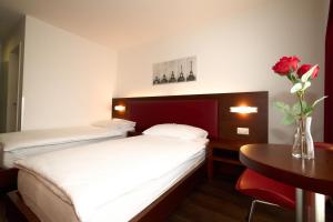 Letto o letti in una camera di Hotel Conti Dietikon