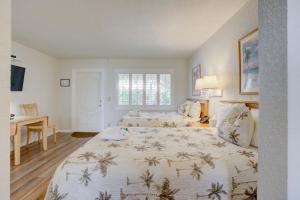 Un pat sau paturi într-o cameră la Tequesta Palms Inn