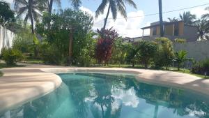 uma piscina em frente a uma casa em Casa paju em Maxaranguape