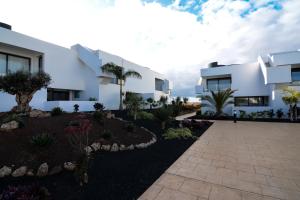 una casa con un jardín delante de ella en Luxury Apartment in Casilla de Costa - Casa MEVA, en Lajares
