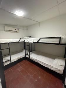 リオアチャにあるHammocks - Hamacasの二段ベッド3組が備わる客室です。