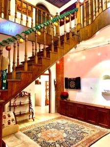 布達佩斯的住宿－Villa Butterfly，一间带楼梯和地毯的客厅