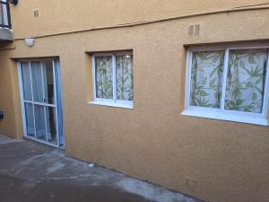 dos ventanas en el lateral de un edificio en Complejo Lucero en Santa Rosa