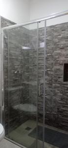 y baño con ducha y pared de ladrillo. en Apartments A&A - Santa Maria, en Santa Maria