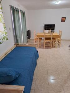Schlafzimmer mit einem Bett, einem Tisch und Stühlen in der Unterkunft Complejo Lucero in Santa Rosa