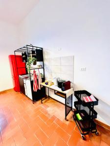 Camera con scrivania e frigorifero. di CasAmalia a Firenze