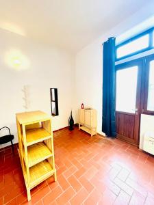 uma sala de estar com uma mesa de madeira e uma janela em CasAmalia em Florença