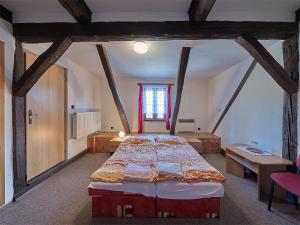 Postel nebo postele na pokoji v ubytování Apartmány Hamříkova stáj