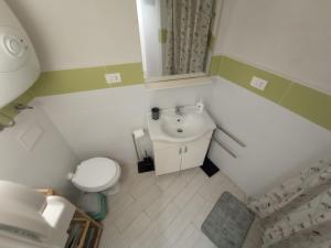 een kleine badkamer met een toilet en een wastafel bij Bilocale in centro storico -Le mensaline- Casa Chiricopo in Modica