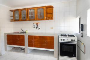 uma cozinha com um lavatório e um fogão em Penthouse Perla Marina em Rodadero