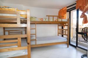 um quarto com beliches num hostel em Penthouse Perla Marina em Rodadero