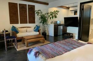 Talavera Palm Springs في بالم سبرينغز: غرفة معيشة مع أريكة وطاولة