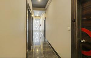 um corredor com uma porta que leva a um quarto em Super Collection O Hotel Bhinna Sakala em Bhubaneshwar
