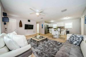 ein Wohnzimmer mit einem Sofa und einem Tisch in der Unterkunft Entire Home Close to the Beach! in Clearwater
