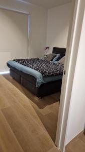 1 dormitorio con 1 cama en una habitación en Gezellig appartement Beveren-Waas Donkvijver, en Beveren