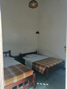 クリティにあるCasa La Plazuelaのベッド2台が隣同士に設置された部屋です。