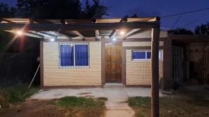 una casa con una puerta de madera y luces en ella en Alojamiento San Rafael 3 en San Rafael