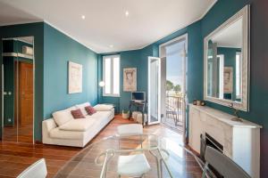 ein Wohnzimmer mit Couch und Kamin in der Unterkunft Cannes Luxury Rental - Cosy apartment to rent 50m from the beaches in Cannes