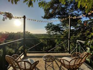 Rõdu või terrass majutusasutuses Cocolhu Treehouse & Ocean View