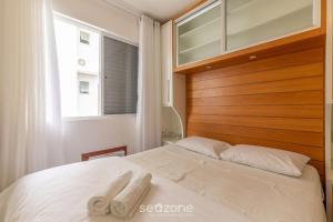 um quarto com uma cama com duas toalhas em Apto aconchegante no centrinho dos Ingleses LIB203 em Florianópolis
