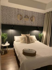 een slaapkamer met een groot bed met een groot hoofdeinde bij The Union B24 in Kitchener