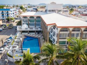 - une vue aérienne sur un bâtiment avec une piscine dans l'établissement Solamar Inn Mazatlan, à Mazatlán
