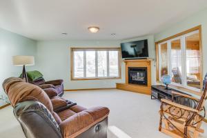 Lakefront Aitkin Home with Sunroom and Fireplace! 휴식 공간