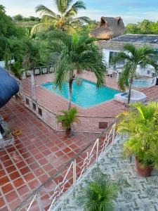 um resort com piscina e palmeiras em VILLA MARIA em Turbaco