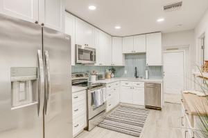 Η κουζίνα ή μικρή κουζίνα στο Heated Pool and Backyard North Palm Beach Retreat!