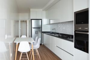 A kitchen or kitchenette at 3 bdr aprt, rooftop pool & seaview - LCGR