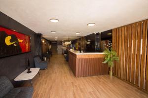 a lobby with a bar with chairs and a table at Hotel Restaurant 1904 in Apizaco