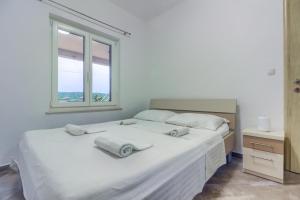 Krevet ili kreveti u jedinici u objektu Apartment in Pirovac with sea view, terrace, air conditioning, WiFi (4925-2)