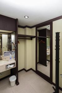 a bathroom with two sinks and a mirror at Hotel Restaurant 1904 in Apizaco
