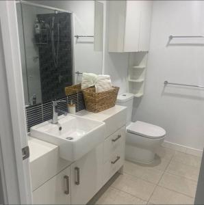 biała łazienka z umywalką i toaletą w obiekcie New Farm 2 Bed 2 Bath 1 Car space perfect location w mieście Brisbane