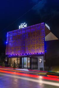 un edificio con luces azules en el lateral. en Hotel Restaurant 1904 en Apizaco