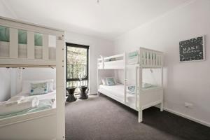 une chambre avec deux lits superposés et une fenêtre dans l'établissement 2 Minutes By Bike - On the Rail Trail, à Bright