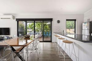 une cuisine avec un long bar avec tabourets dans l'établissement 2 Minutes By Bike - On the Rail Trail, à Bright