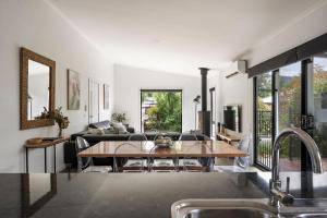 une cuisine et un salon avec une table en verre dans l'établissement 2 Minutes By Bike - On the Rail Trail, à Bright