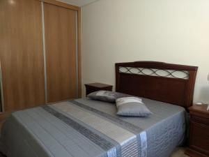 - une chambre avec un lit et 2 oreillers dans l'établissement Casas do Corgo, à Vila Real