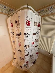 a shower curtain with cats and animals on it in a bathroom at Casa del Valle in Ushuaia