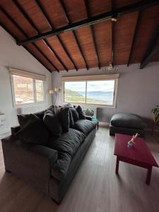 een woonkamer met een bank en een tafel bij Casa del Valle in Ushuaia