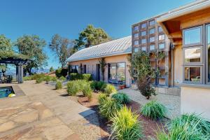 una vista exterior de un edificio con plantas en Gustafson Vineyard Retreat en Geyserville