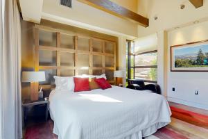 Un dormitorio con una gran cama blanca y una ventana en Gustafson Vineyard Retreat en Geyserville